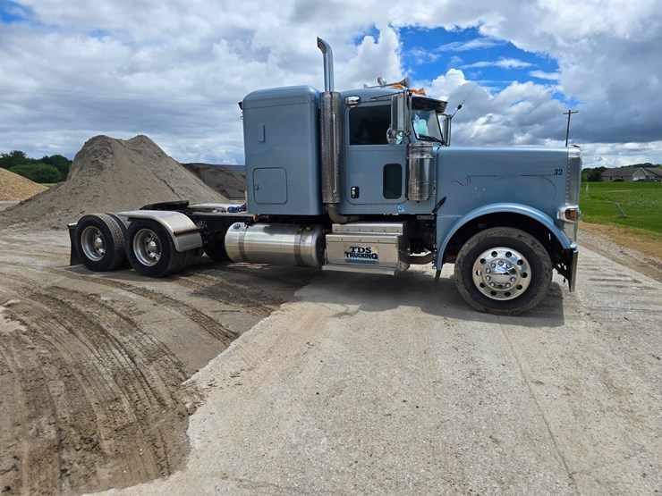 2013-peterbilt-388-image-27