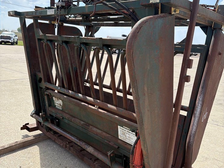 behlen-country-7ft-hydraulic-cattle-squeeze-chute-image-11