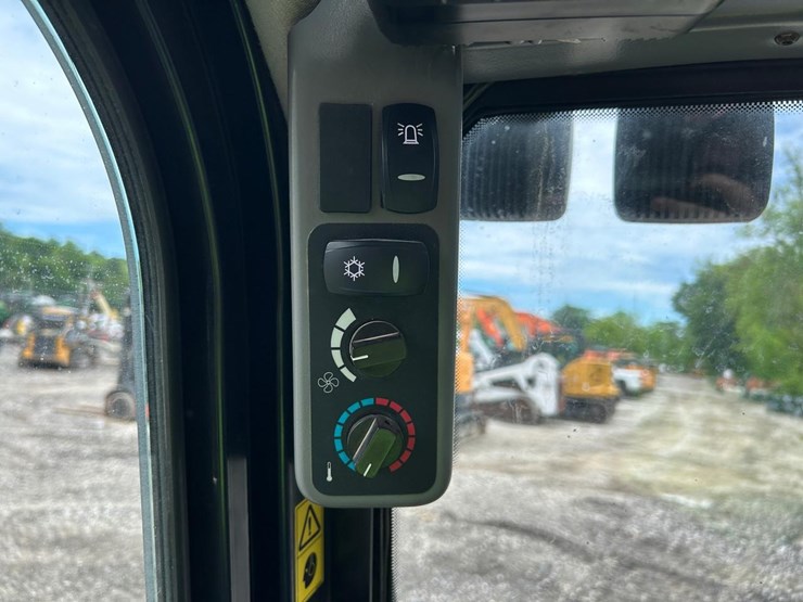 2023-jcb-3ts-8t-image-28