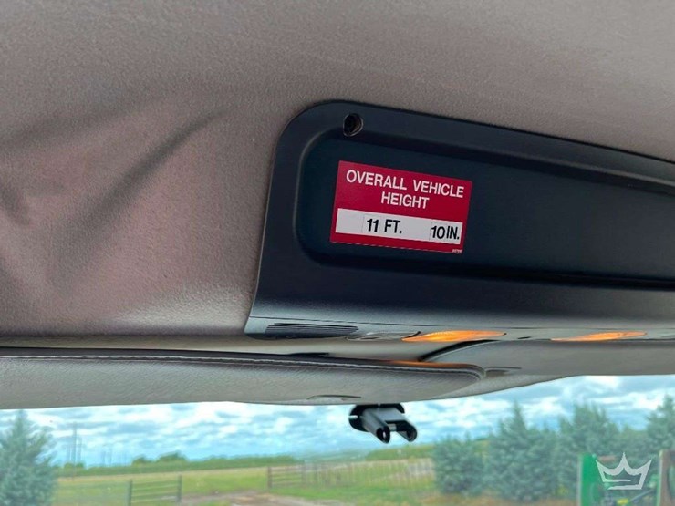 2015-freightliner-m2-106-image-46