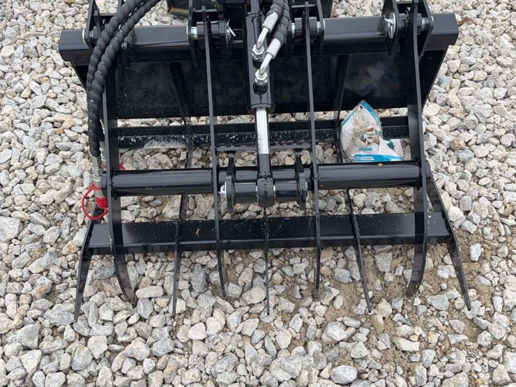 hydraulic-grapple-attachment-for-mini-skid-steer-image-1
