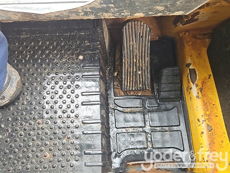 2018-deere-317g-image-26