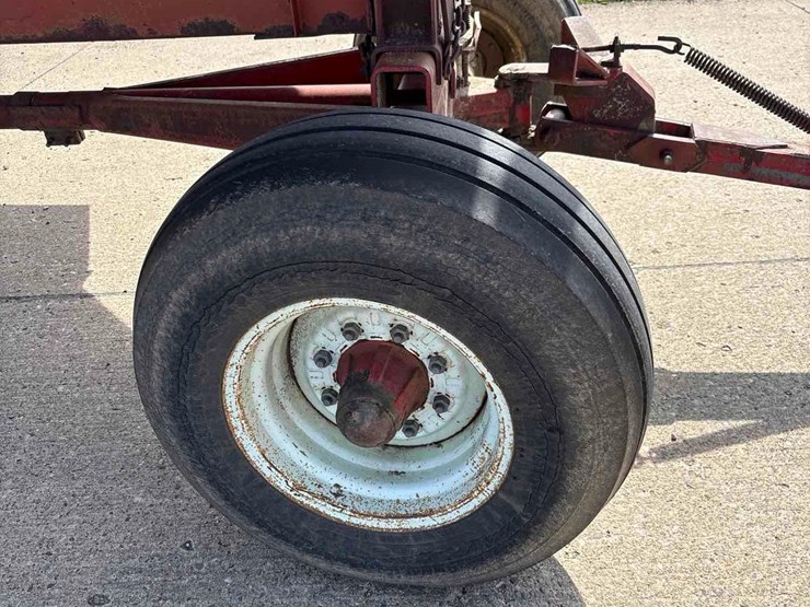 lundell-350-bushel-gravity-wagon-image-14