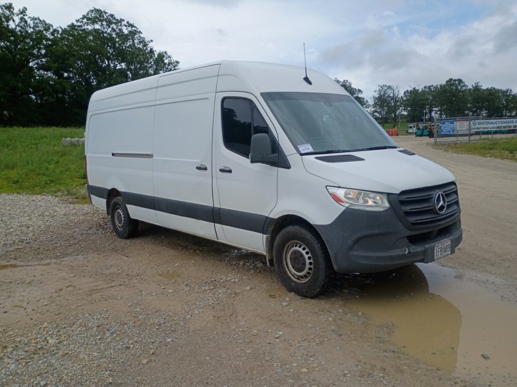 2019-mercedes-benz-sprinter-2500-image-12