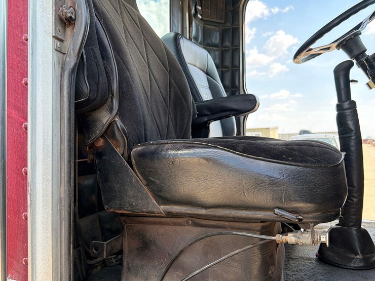 1981-peterbilt-359-image-49