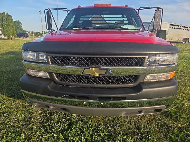2001-chevrolet-3500-regular-cab-dually-flatbed-pickup-image-3