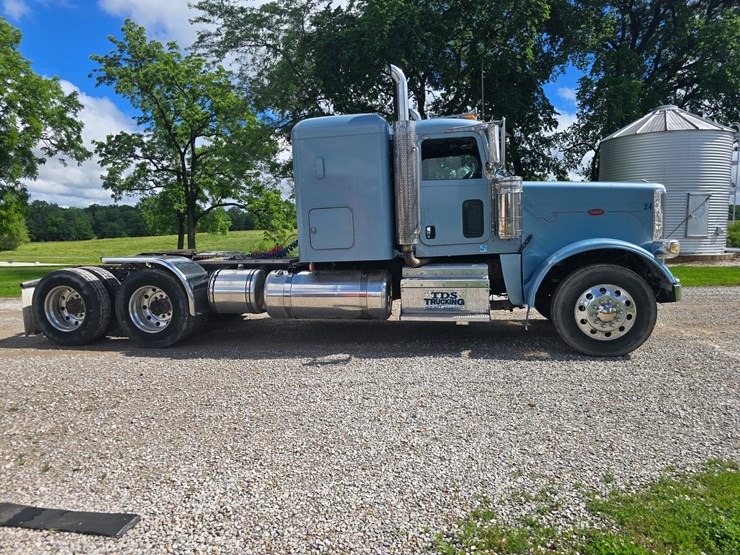 2013-peterbilt-388-image-27