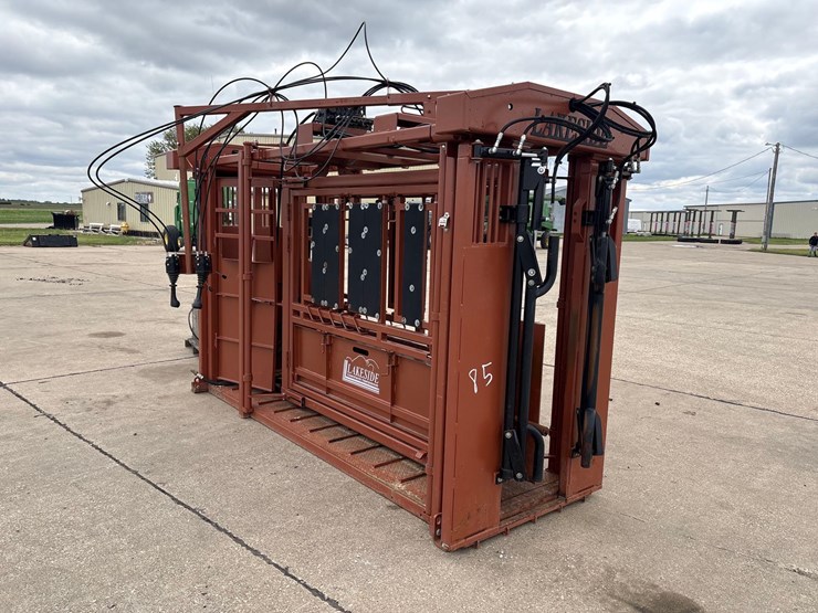 lakeside-11ft-hydraulic-squeeze-chute-image-4