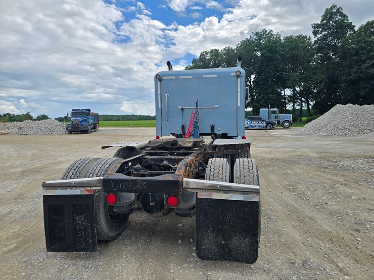 2013-peterbilt-388-image-21