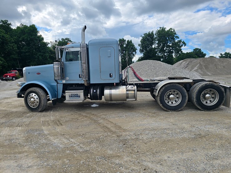 2013-peterbilt-388-image-11