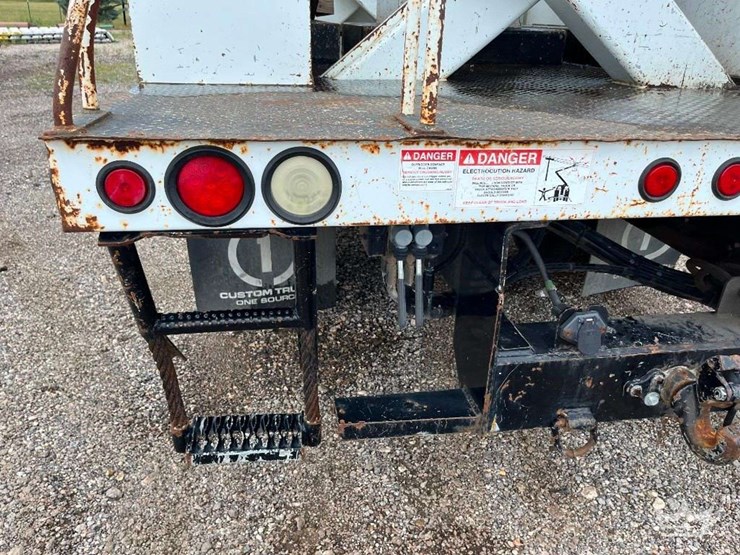 2015-freightliner-m2-106-image-38