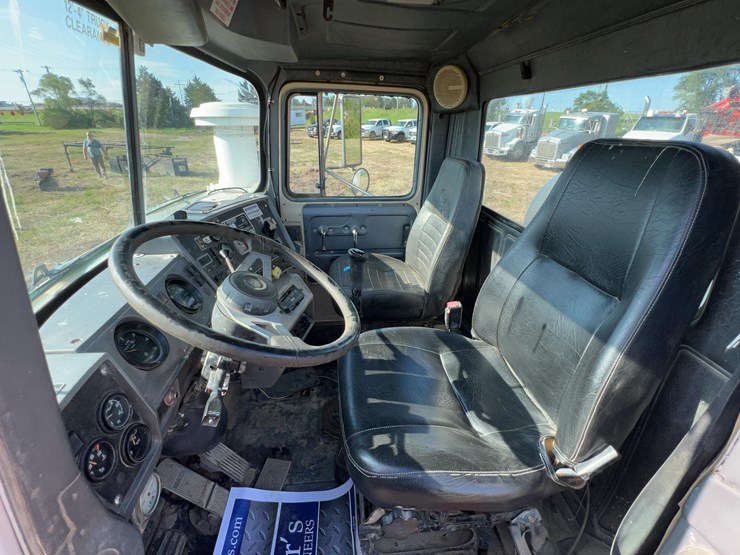 2001-mack-rd690s-image-28