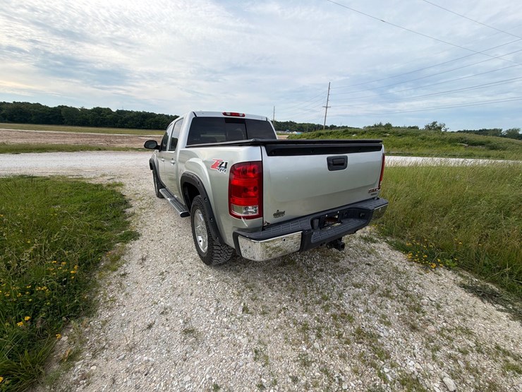 #24068-•-2011-gmc-sierra-pickup-truck-image-6