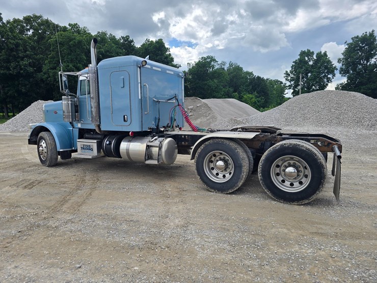 2013-peterbilt-388-image-13