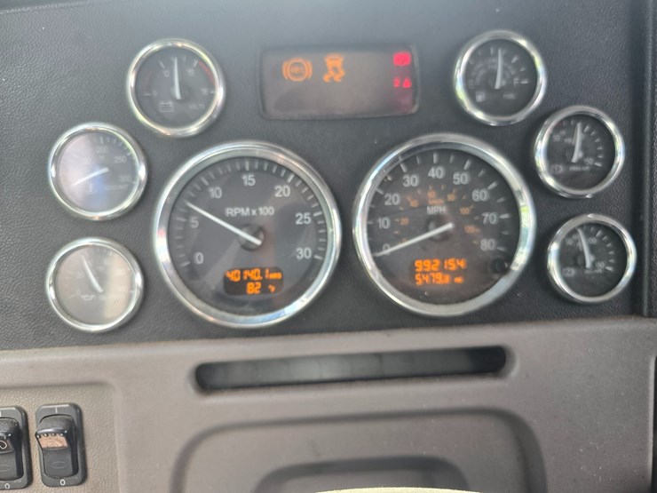 2013-peterbilt-388-image-68
