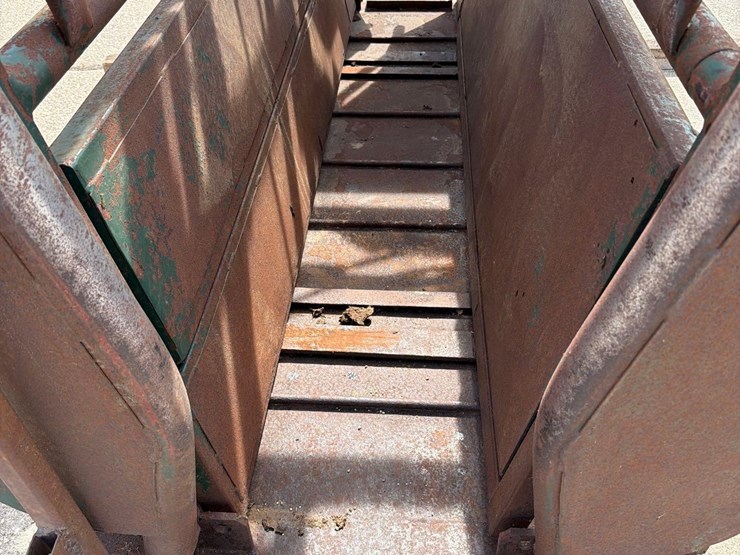 behlen-country-7ft-hydraulic-cattle-squeeze-chute-image-7