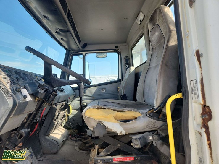 2000-freightliner-fl112-image-14