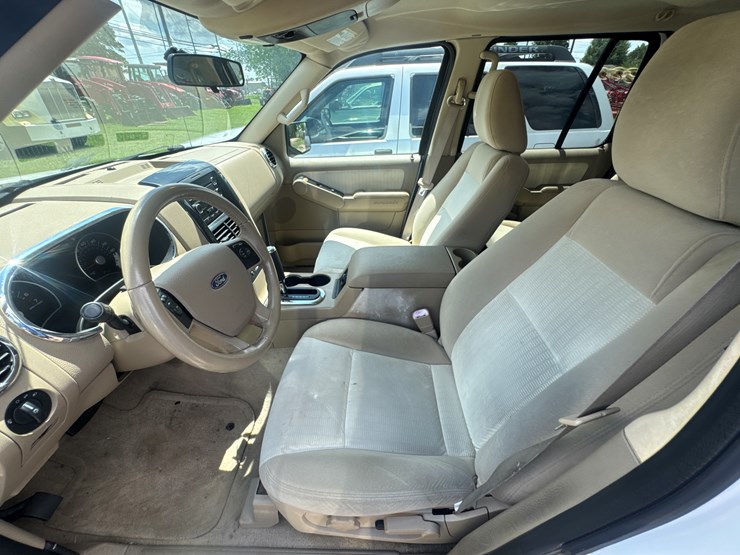 2010-ford-explorer-xlt-image-6