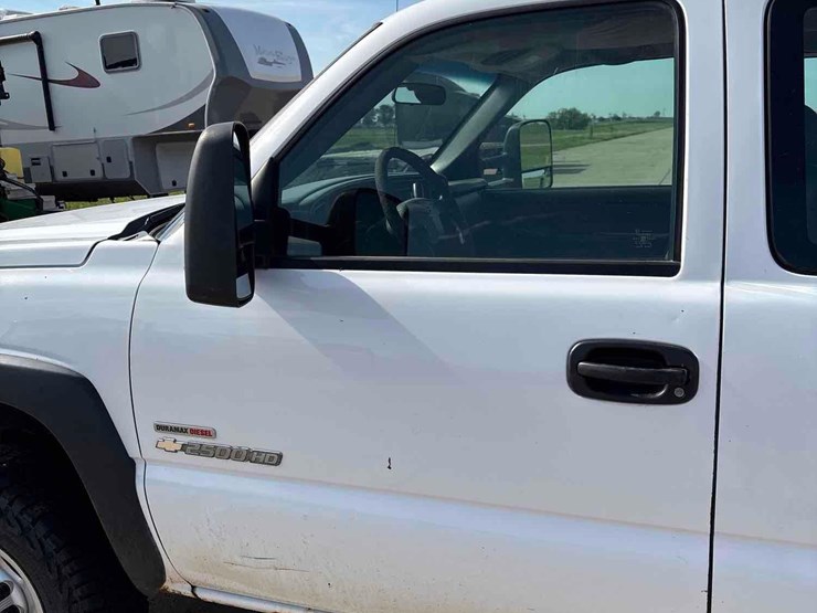 2004-chevrolet-2500hd-image-12