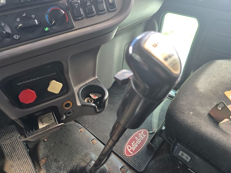 2013-peterbilt-388-image-75