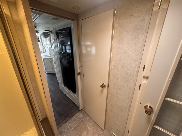 2003-gulfstream-motorhome-with-(4)-slideouts-cummins-diesel-pusher,-allison-automatic-image-24