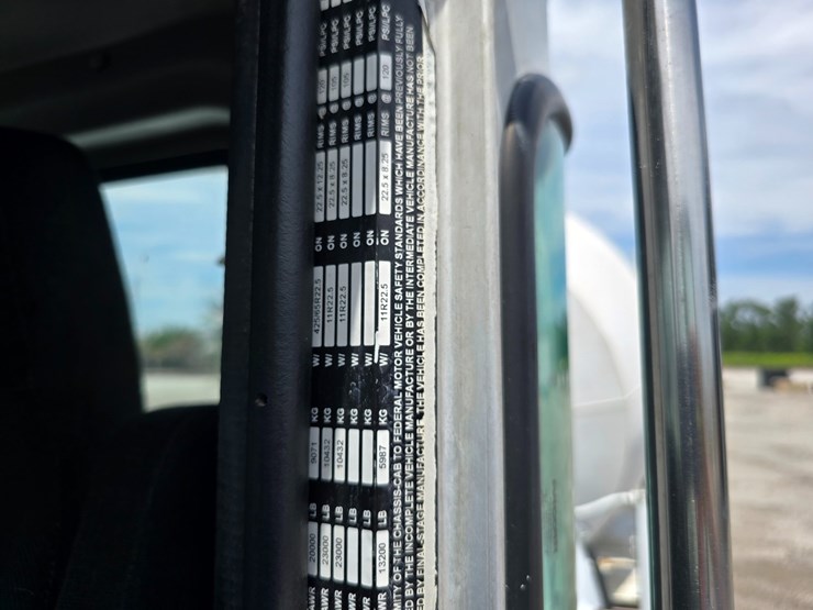 2014-peterbilt-365-image-82