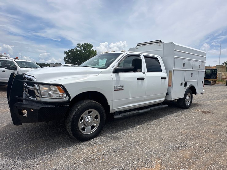 2016-dodge-3500-image-11