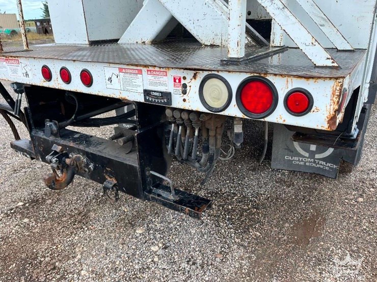 2015-freightliner-m2-106-image-37