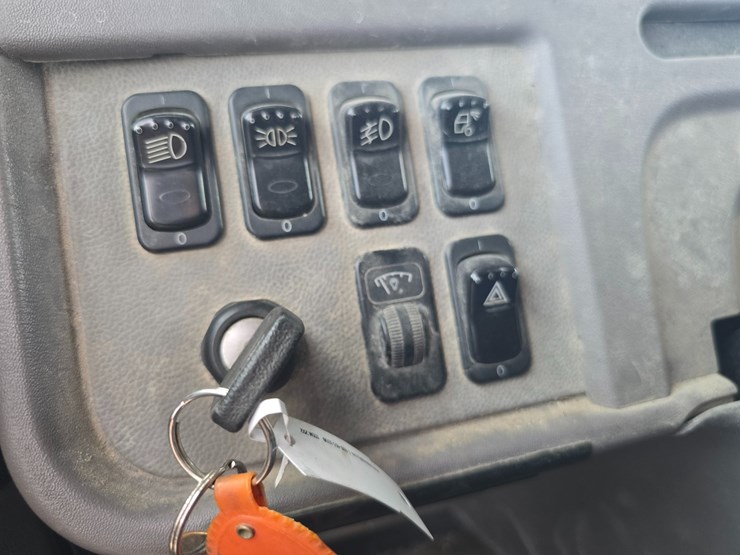 2013-peterbilt-388-image-73