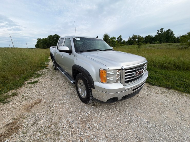 #24068-•-2011-gmc-sierra-pickup-truck-image-12
