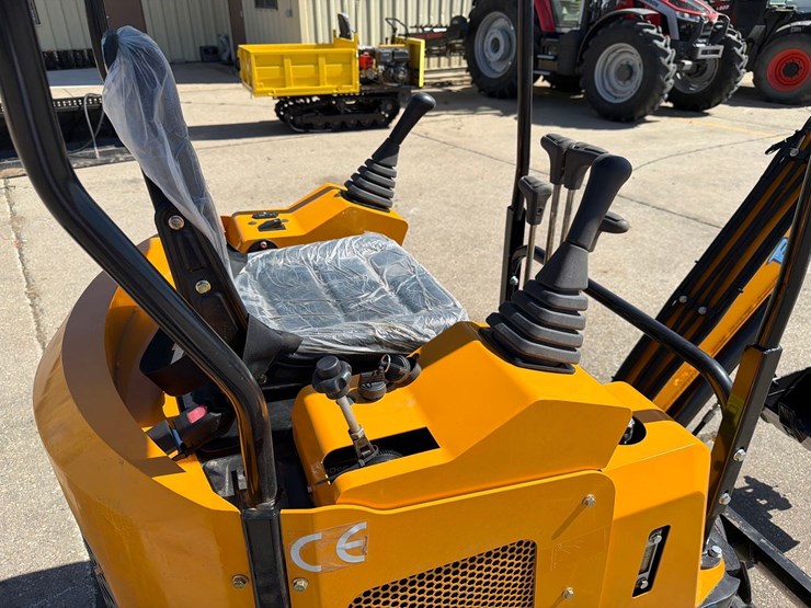 future-model-15-mini-excavator-image-11