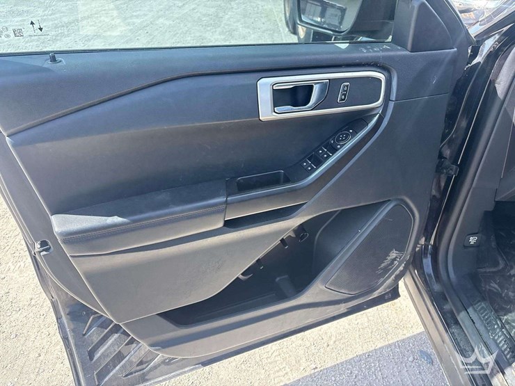 2020-ford-explorer-image-12