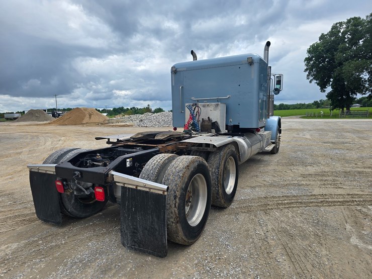 2011-peterbilt-388-image-19
