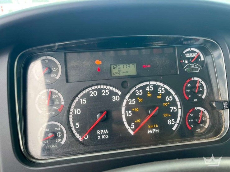 2015-freightliner-m2-106-image-14