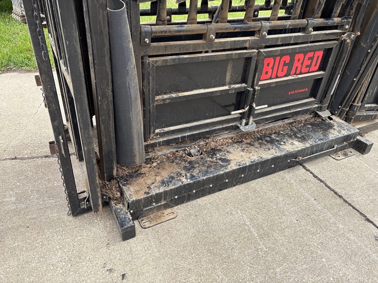 big-red-8-1/2ft-hydraulic-squeeze-chute-image-17