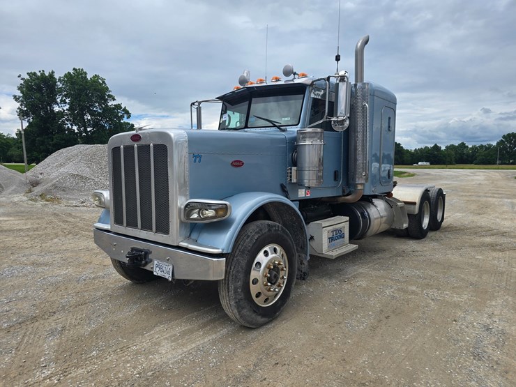 2011-peterbilt-388-image-3