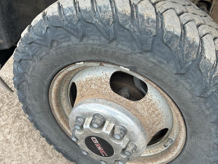 2001-gmc-3500-image-9