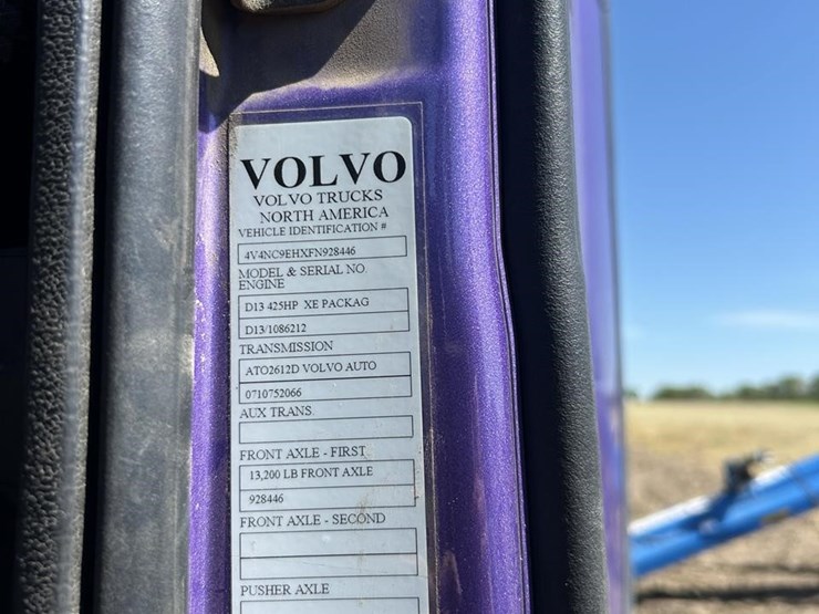 2015-volvo-vnl42t670-image-24