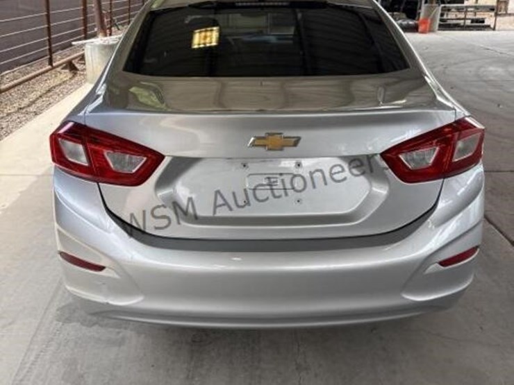 2017-chevrolet-cruze-ls-sdn-image-8