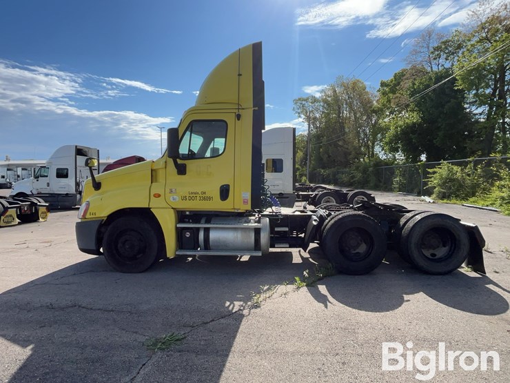 2016-freightliner-cascadia-125-image-8