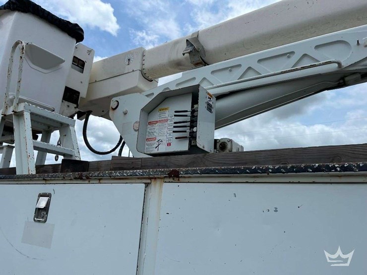 2015-freightliner-m2-106-image-34