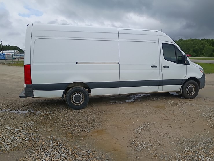 2019-mercedes-benz-sprinter-2500-image-10