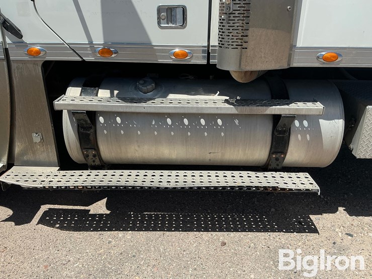 2013-freightliner-coronado-132-image-15