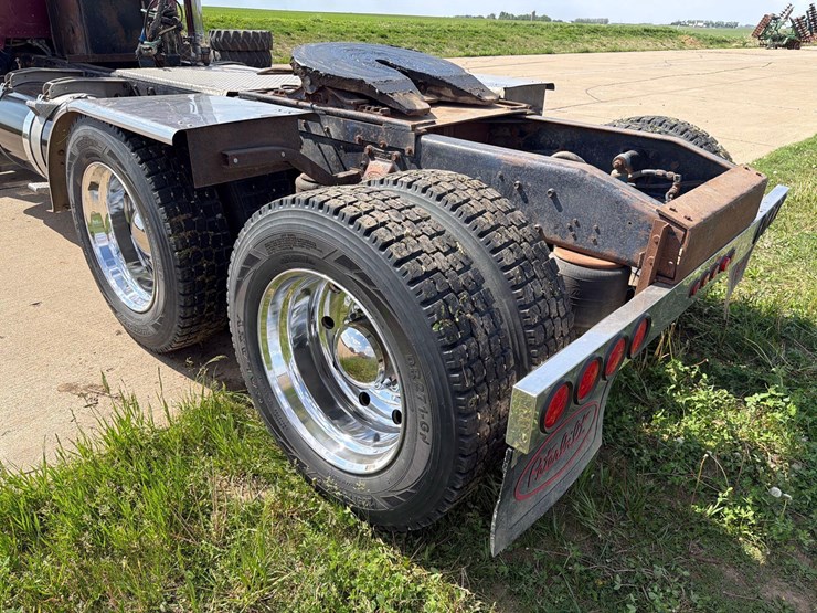 1981-peterbilt-359-image-6