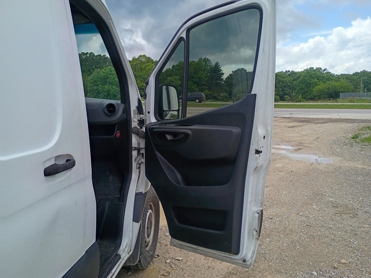 2019-mercedes-benz-sprinter-2500-image-32