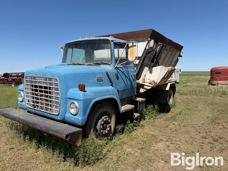 1980-ford-700-image-1
