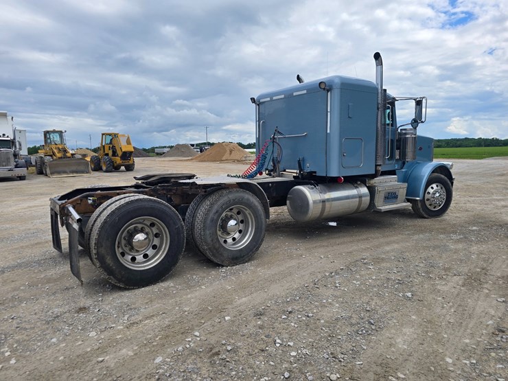 2013-peterbilt-388-image-24