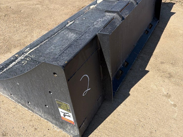 pabreak-heavy-duty-72”-skidloader-dirt-bucket-image-6