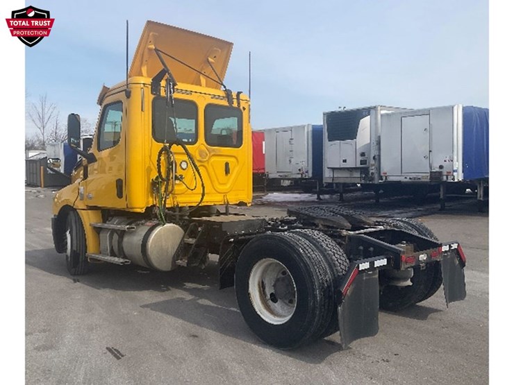 2019-freightliner-cascadia-126-image-2