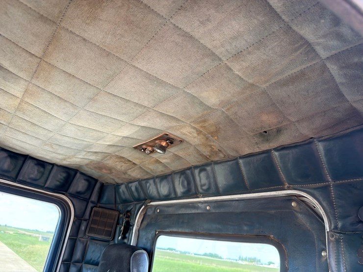 1981-peterbilt-359-image-48